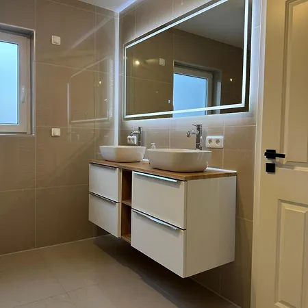 Lutherbaum Apartment *